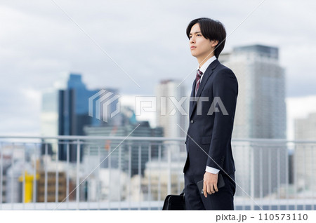 リクルートスーツの若い男性 就活 新入社員 リクルートスーツの若い男性 就活 新入社員 110573110