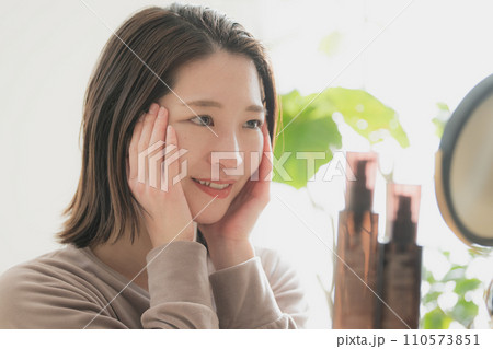 肌の手入れをする若い女性 肌の手入れをする若い女性 110573851