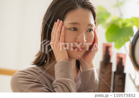 肌トラブルに悩む若い女性 110573852