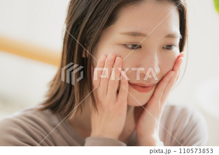 肌トラブルに悩む若い女性 110573853
