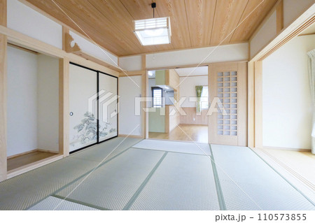 日本建築の和室 110573855