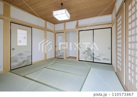 日本建築の和室 110573867