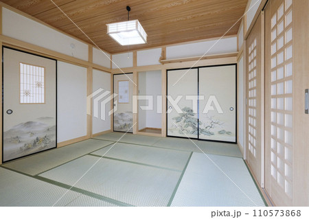 日本建築の和室 110573868