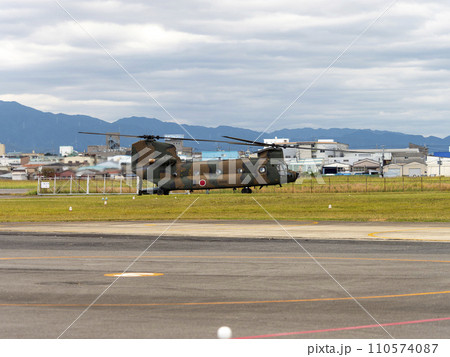 八尾駐屯地に駐機するCH47JAチヌーク 八尾駐屯地に駐機するCH47JAチヌーク 110574087