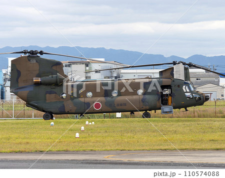 八尾駐屯地に駐機するCH47JAチヌーク 八尾駐屯地に駐機するCH47JAチヌーク 110574088