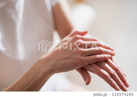 ハンドクリームを塗る女性の手元 ハンドクリームを塗る女性の手元 110574285