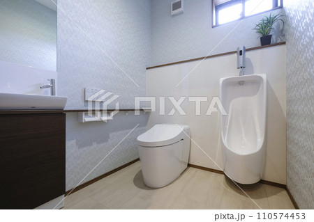 洋風のトイレルーム 110574453