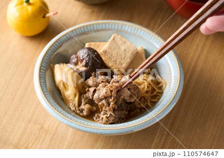 皿に盛り付けた肉豆腐 110574647