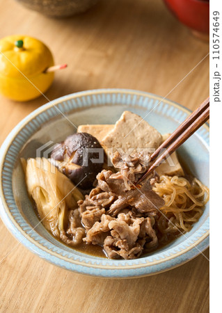 皿に盛り付けた肉豆腐 皿に盛り付けた肉豆腐 110574649