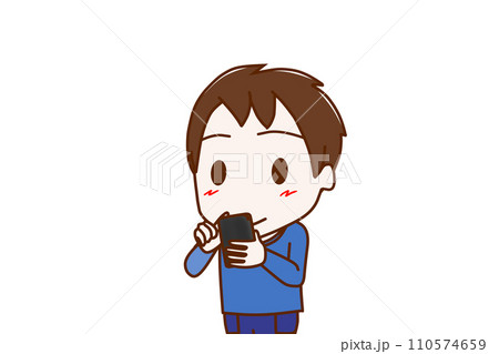 （上半身斜め）スマホを持って画面を見ながらにっこり微笑む少年 110574659
