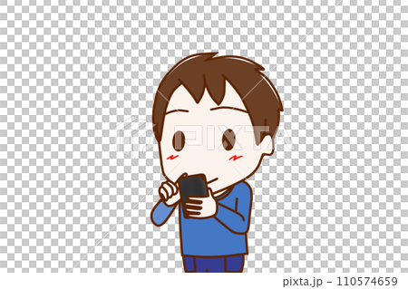 （上半身斜め）スマホを持って画面を見ながらにっこり微笑む少年 110574659