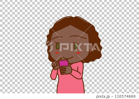 (上半身斜め)スマホを持って画面を見ながらにっこり微笑むアフリカ系女性 (上半身斜め)スマホを持って画面を見ながらにっこり微笑むアフリカ系女性 110574669