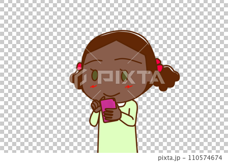 (上半身斜め)スマホを持って画面を見ながらにっこり微笑むアフリカ系少女 (上半身斜め)スマホを持って画面を見ながらにっこり微笑むアフリカ系少女 110574674
