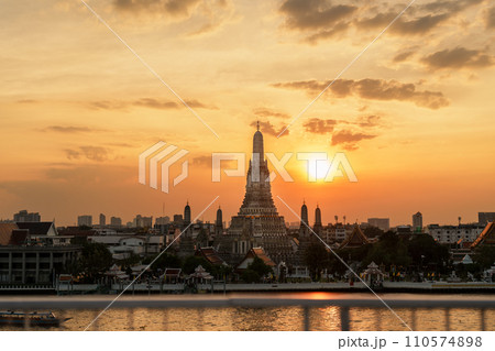 Wat Arun Temple in sunset, Temple of Dawn near Chao Phraya river. Landmark and popular for tourist attraction and Travel destination in Bangkok, Thailand and Southeast Asia concept 110574898
