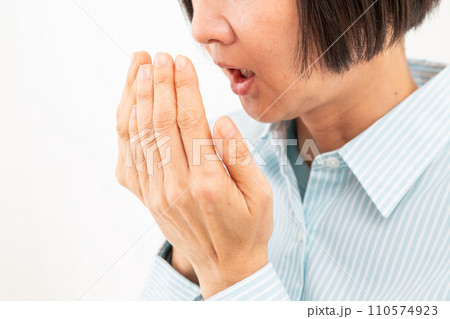 口臭をチェックするミドル女性 口臭をチェックするミドル女性 110574923