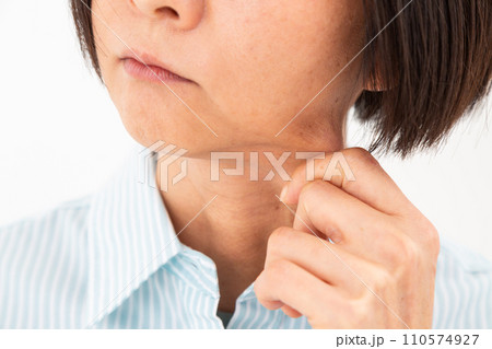 フェイスラインを気にするミドル女性 フェイスラインを気にするミドル女性 110574927