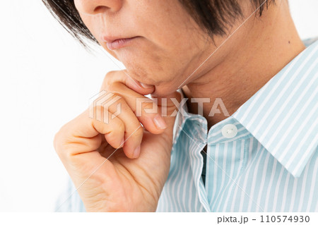 フェイスラインを気にするミドル女性 フェイスラインを気にするミドル女性 110574930