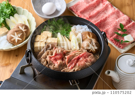 すき焼きを調理する 110575202