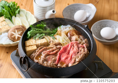 すき焼きを調理する 110575203