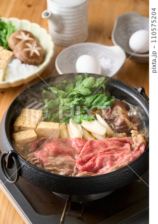 すき焼きを調理する 110575204