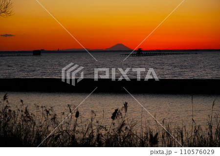 霞ヶ浦・初春の夕焼け空 富士山を望む黄昏時の風景 霞ヶ浦・初春の夕焼け空 富士山を望む黄昏時の風景 110576029