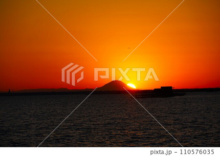 霞ヶ浦・初春の夕焼け空　ダイヤモンド富士を望む黄昏時の風景 110576035