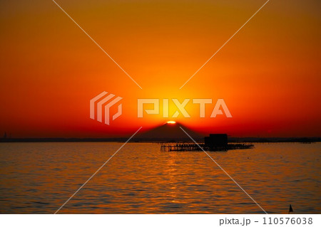 霞ヶ浦・初春の夕焼け空 ダイヤモンド富士を望む黄昏時の風景 霞ヶ浦・初春の夕焼け空 ダイヤモンド富士を望む黄昏時の風景 110576038