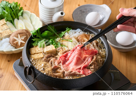 すき焼きを調理する 110576064