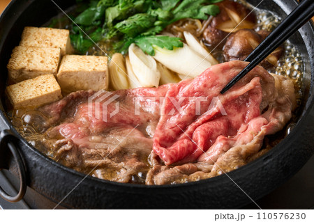 すき焼きを調理する すき焼きを調理する 110576230