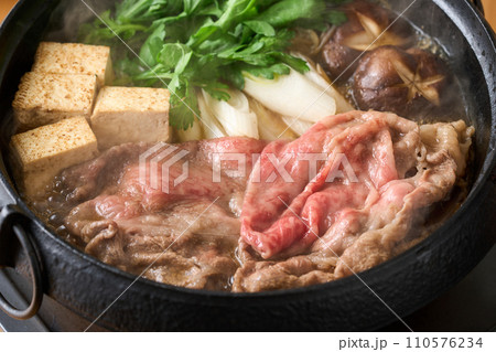 すき焼きを調理する すき焼きを調理する 110576234