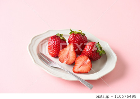 半分にカットした苺 110576499