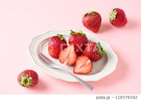 半分にカットした苺 半分にカットした苺 110576502