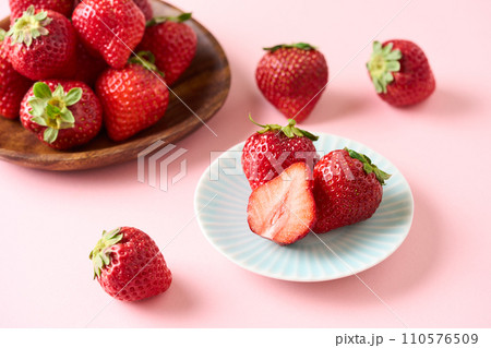 半分にカットした苺 半分にカットした苺 110576509