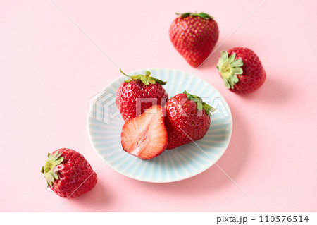 半分にカットした苺 110576514