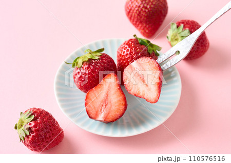 半分にカットした苺 半分にカットした苺 110576516