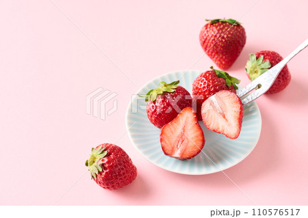 半分にカットした苺 110576517
