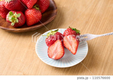 半分にカットした苺 110576600