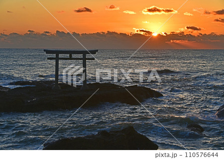 茨城県 大洗海岸 神磯の鳥居の朝陽 茨城県 大洗海岸 神磯の鳥居の朝陽 110576644