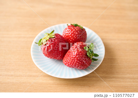 小皿に盛り付けた苺 110577027