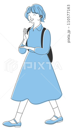 手話で「ありがとう」をしながら歩く聾の女の子 110577163
