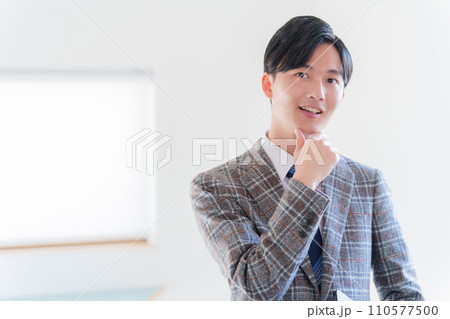 考えるビジネスマン 110577500