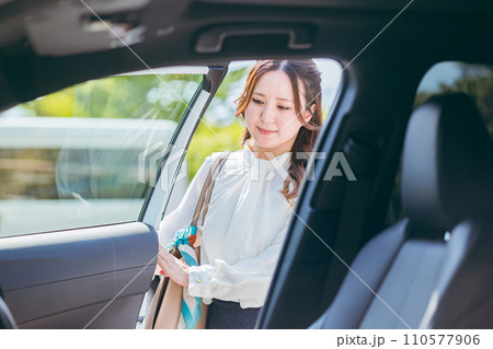 車の運転席に乗り込むビジネスウーマン 車の運転席に乗り込むビジネスウーマン 110577906