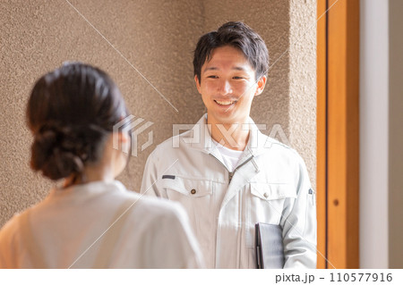 訪問に来た作業着姿の男性リフォーム業者 110577916
