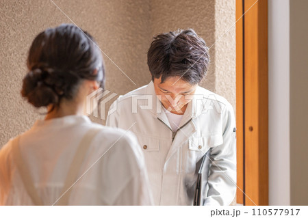 自宅を訪問する作業服姿の男性ビジネスマン（住まい・建築・修理） 110577917