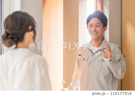 若い男性作業員の朝の出勤風景（新婚夫婦・夫婦・恋人） 110577918