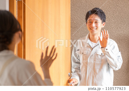若い男性作業員の朝の出勤風景(新婚夫婦・夫婦・恋人) 若い男性作業員の朝の出勤風景(新婚夫婦・夫婦・恋人) 110577923