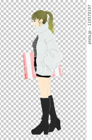 一個馬尾辮女孩在購物時穿著羽絨服和短褲的插圖 110578197