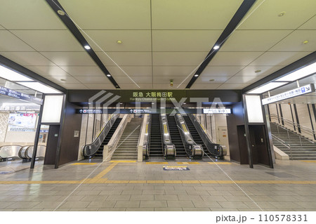 阪急大阪梅田駅　駅構内 110578331