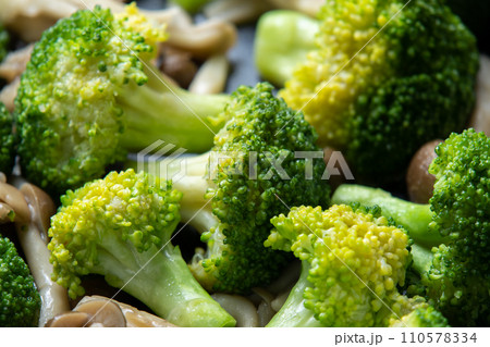 ブロッコリーとキノコの炒め物、調理シーン。 ブロッコリーとキノコの炒め物、調理シーン。 110578334