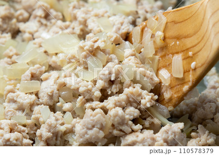 玉ねぎ(粗みじん切り)と鶏挽き肉をフライパンで炒める調理シーン。 110578379